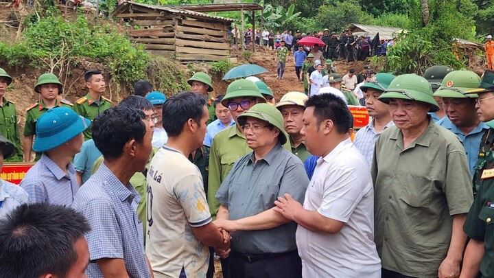 Thủ tướng yêu cầu địa phương, các bộ, ngành liên quan tập trung khắc phục nhanh nhất hậu quả do lũ ống, lũ quét, sạt lở đất gây ra với tinh thần khẩn trương nhất, quyết liệt nhất, không để người dân bị đói, khát, rét, không có chỗ ở.