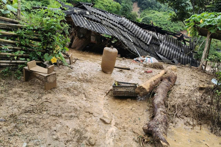 Những bản làng vùng cao vốn yên bình bỗng chốc trở thành đống hoang tàn, đổ nát.
