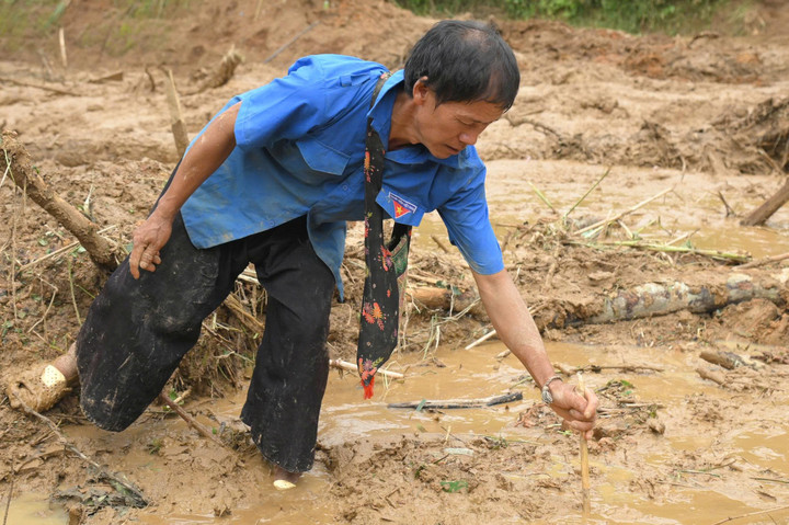 Cây cối ngã rạp, đất đá tràn kín lối đi, nhiều ngôi nhà bị vùi lấp chỉ còn trơ khung gỗ hoặc nền móng loang lổ.