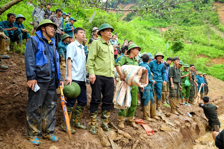 Trước tình hình cấp bách, các lực lượng quân đội, công an và dân quân địa phương đã huy động gần 1.300 người, chia thành nhiều tổ công tác cơ động, tiếp cận các bản bị chia cắt.