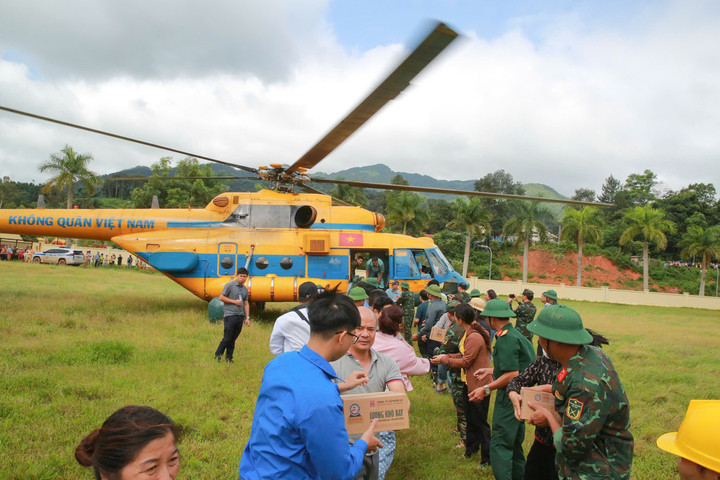 Sáng 2/8, giữa thời điểm mưa lũ vẫn diễn biến phức tạp, trực thăng của Bộ Quốc phòng hạ cánh tại xã Na Son (tỉnh Điện Biên) mang theo hàng cứu trợ khẩn cấp tiếp tế cho vùng bị cô lập.