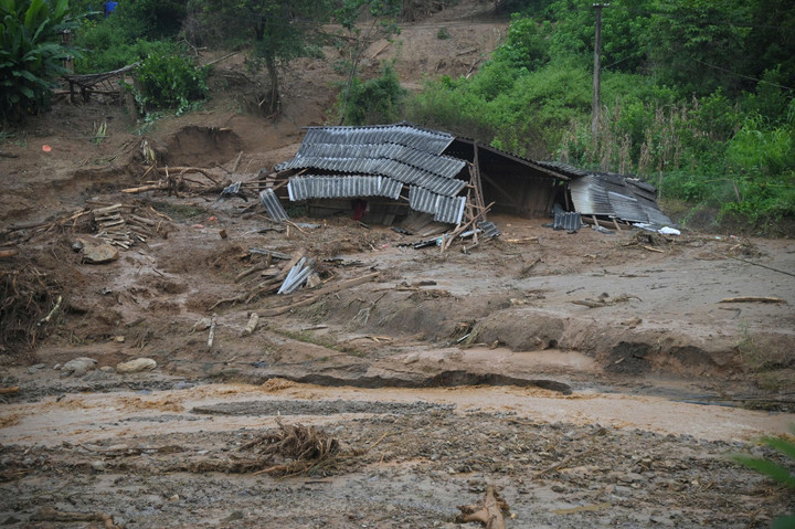 Lũ cuốn trôi nhiều cầu đường, công trình thủy lợi, trường học, gây mất điện, mất sóng tại nhiều xã; thiệt hại ước tính khoảng 500 tỷ đồng.