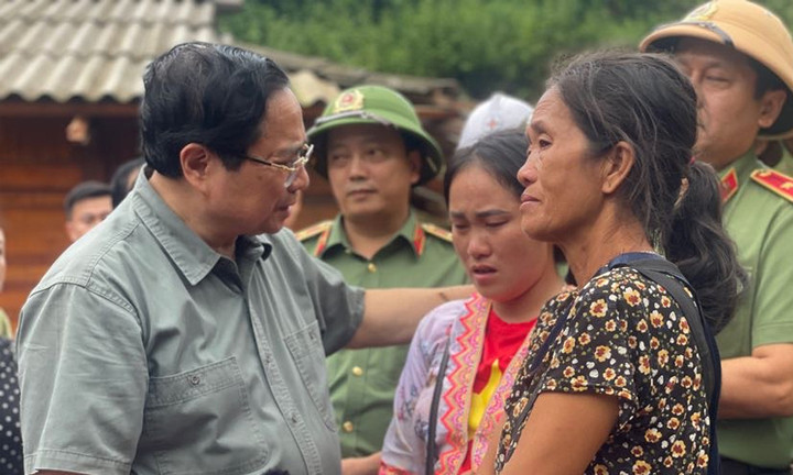 Thủ tướng gửi lời chia buồn sâu sắc của Tổng Bí thư Tô Lâm và các lãnh đạo Đảng, Nhà nước đến bà con nhân dân chịu hậu quả nặng nề do mưa lũ. Thủ tướng khẳng định Đảng và Nhà nước luôn quan tâm, và sẽ làm việc với chính quyền địa phương để tìm các biện pháp hỗ trợ kịp thời người dân.