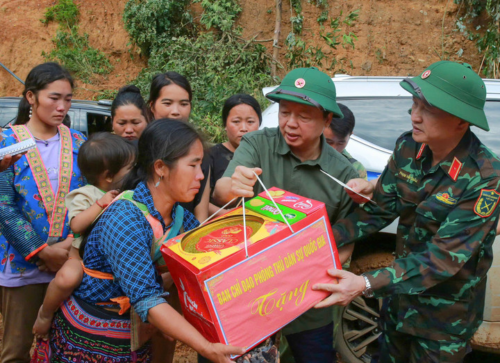 Phó Thủ tướng Chính phủ Trần Hồng Hà có mặt trực tiếp tại địa phương, cùng các lực lượng vận chuyển hàng hóa, kiểm tra tình hình và thăm hỏi người dân vùng lũ.