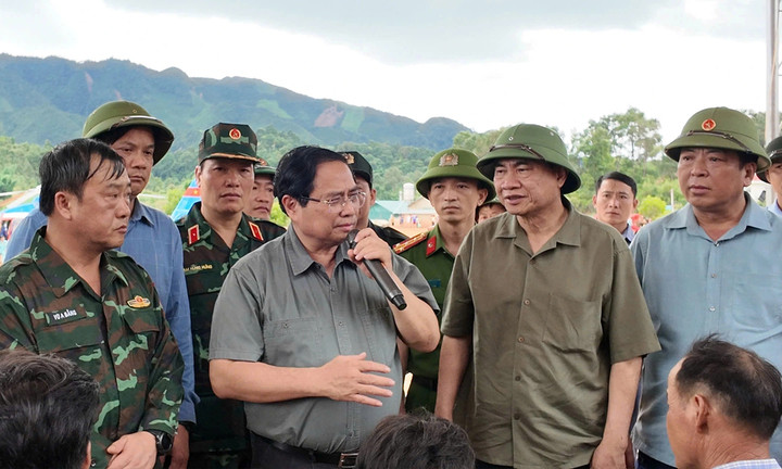 Chiều 3/8, Thủ tướng Phạm Minh Chính và đoàn công tác tới hiện trường, thăm hỏi, động viên người dân chịu ảnh hưởng, thiệt hại nặng nề do mưa lũ, sạt lở đất tại xã Na Son, xã Tìa Dình, xã Xa Dung của tỉnh Điện Biên.