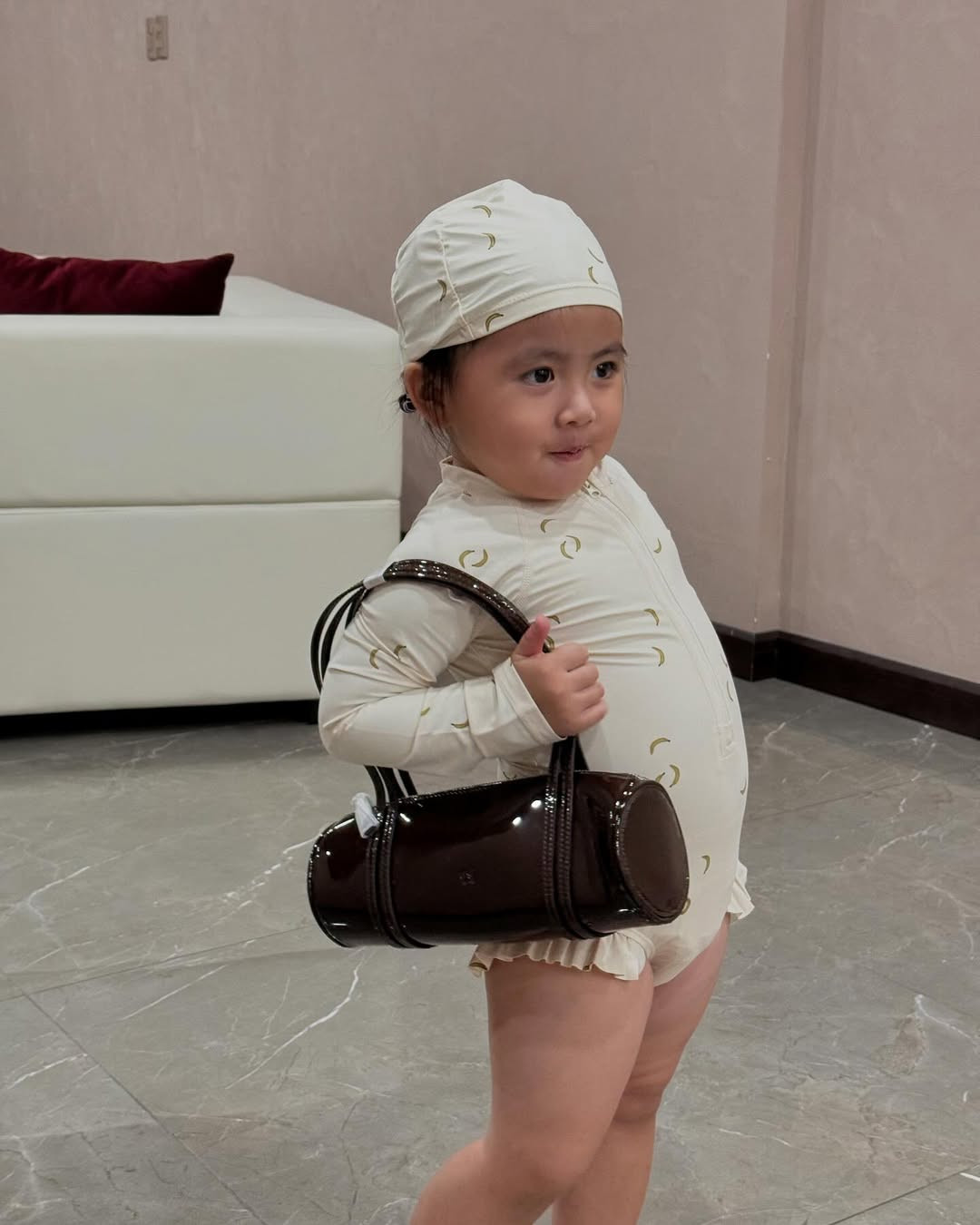 Ái nữ của hot girl lấy chồng năm 18 tuổi gây sốt với diện mạo cưng xỉu