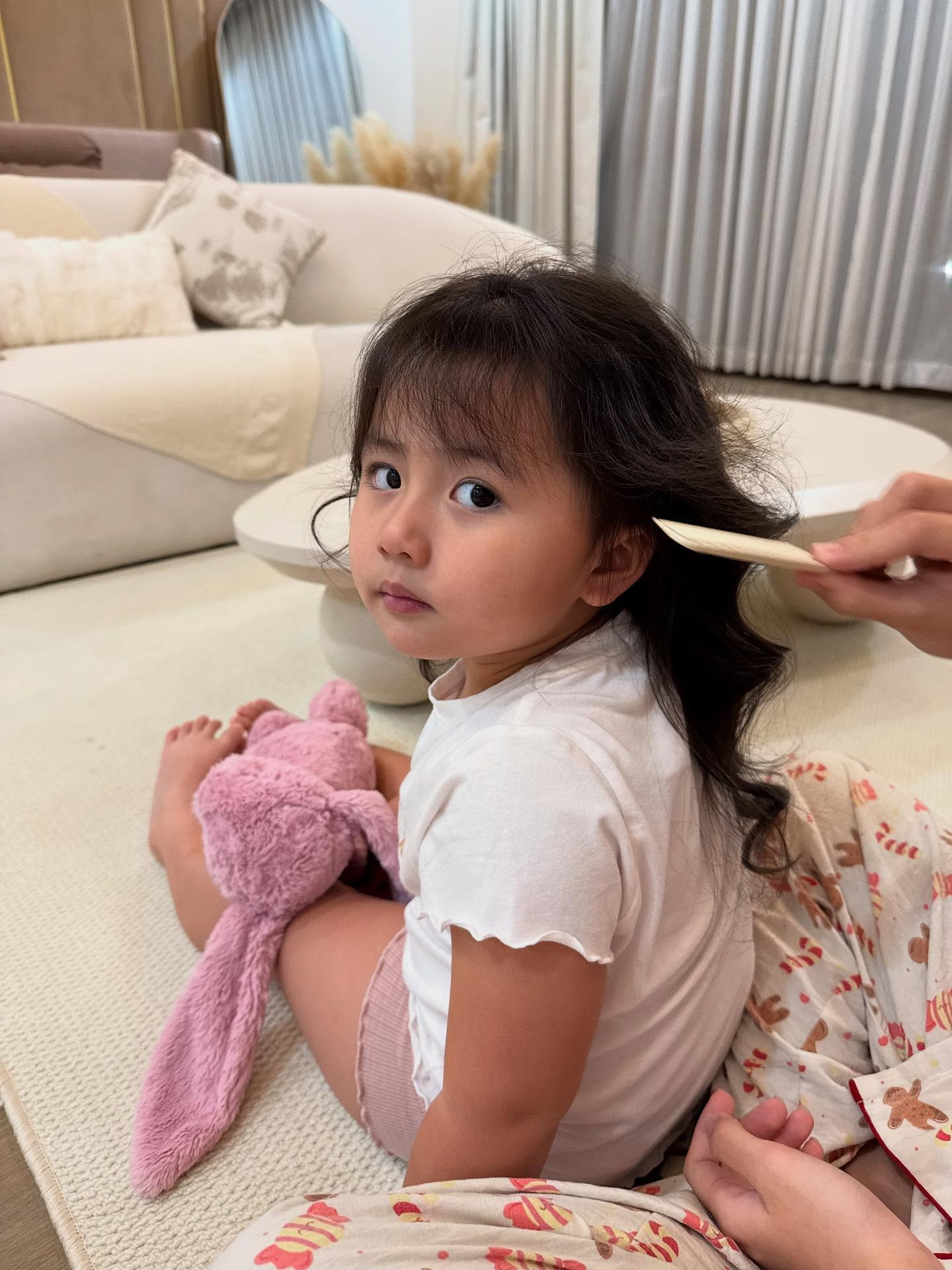 Ái nữ của hot girl lấy chồng năm 18 tuổi gây sốt với diện mạo cưng xỉu