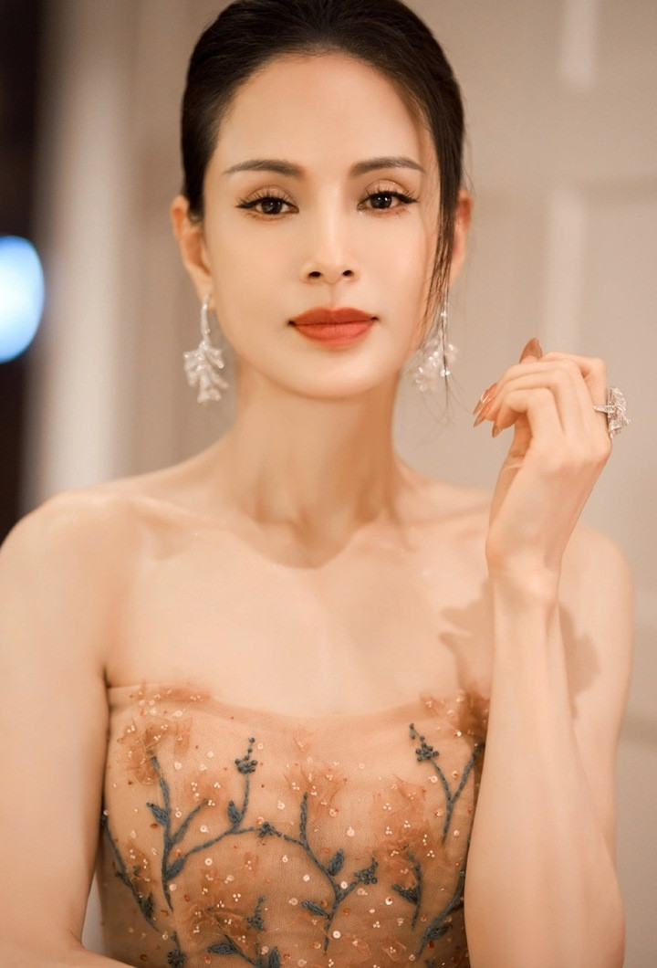 Nhan sắc rực rỡ của Lý Nhược Đồng ở tuổi 59.