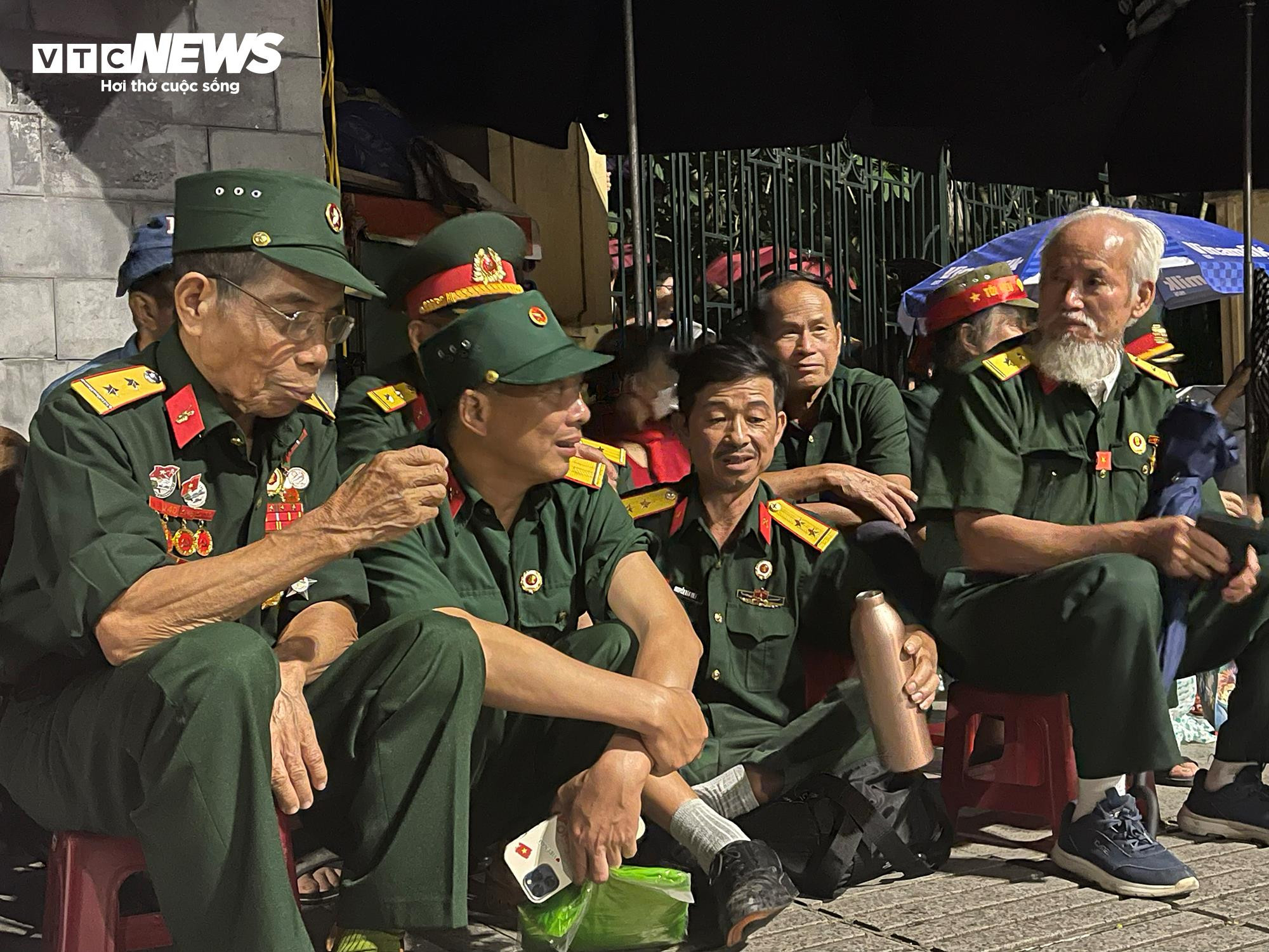 Ông Quyền cùng các cựu chiến binh được ngồi ở khu vực ưu tiên chờ đoàn diễu binh đi qua.