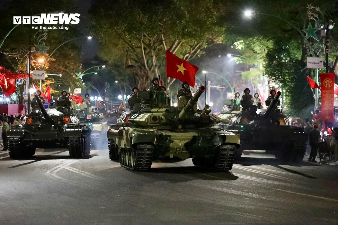 Đoàn tăng thiết giáp di chuyển qua khu vực ngã tư Hùng Vương - Quán Thánh.