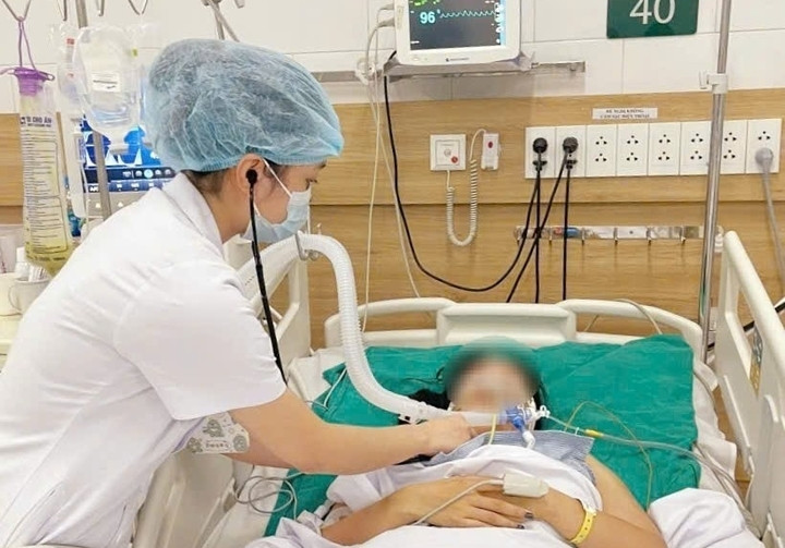 Bệnh nhân phải thở máy và phụ thuộc vào sự chăm sóc của người khác.