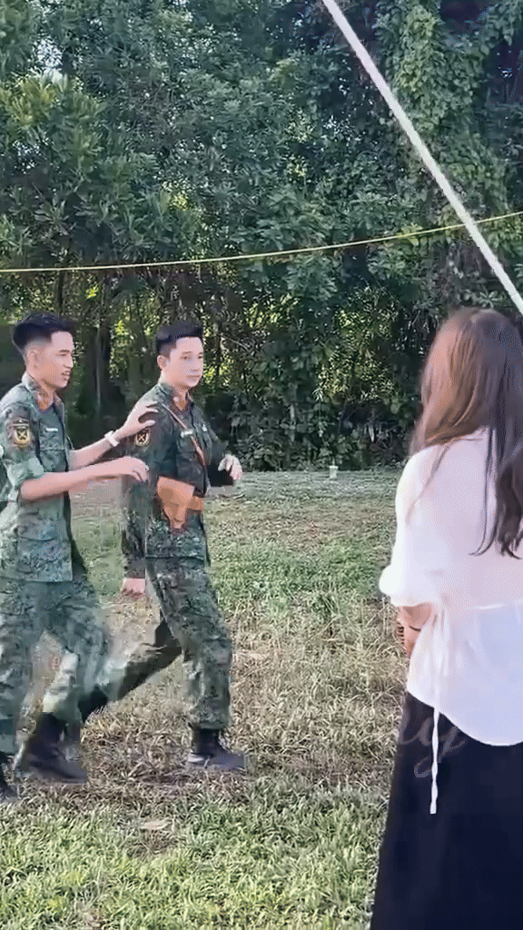 Khoảnh khắc chiến sĩ Lê Hoàng Hiệp được đồng đội bảo vệ tuyệt đối gây sốt