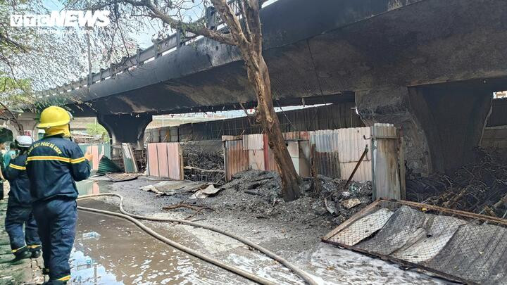 Khói từ vụ cháy làm ám đen dầm cầu Vĩnh Tuy.