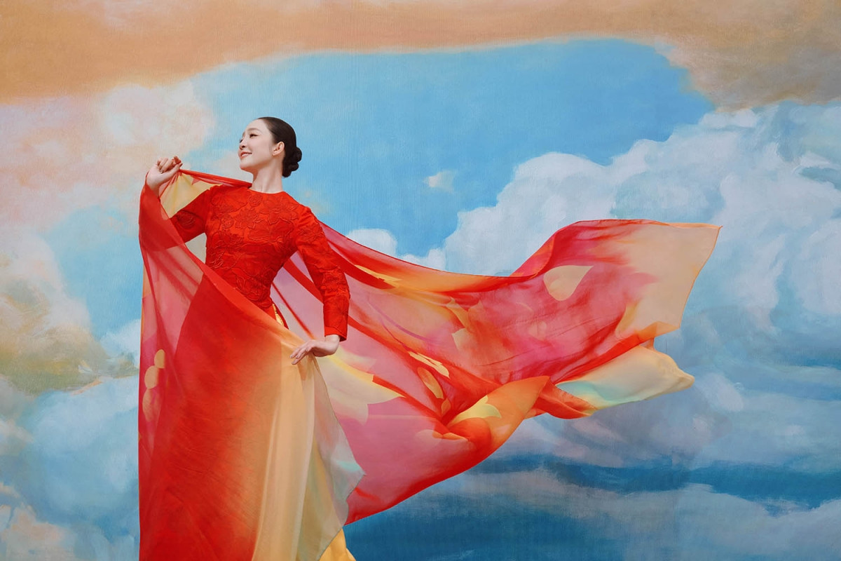 nsUt linh nga dien ao dai do, lan toa khi the ruc ro ngay quoc khanh hinh anh 4