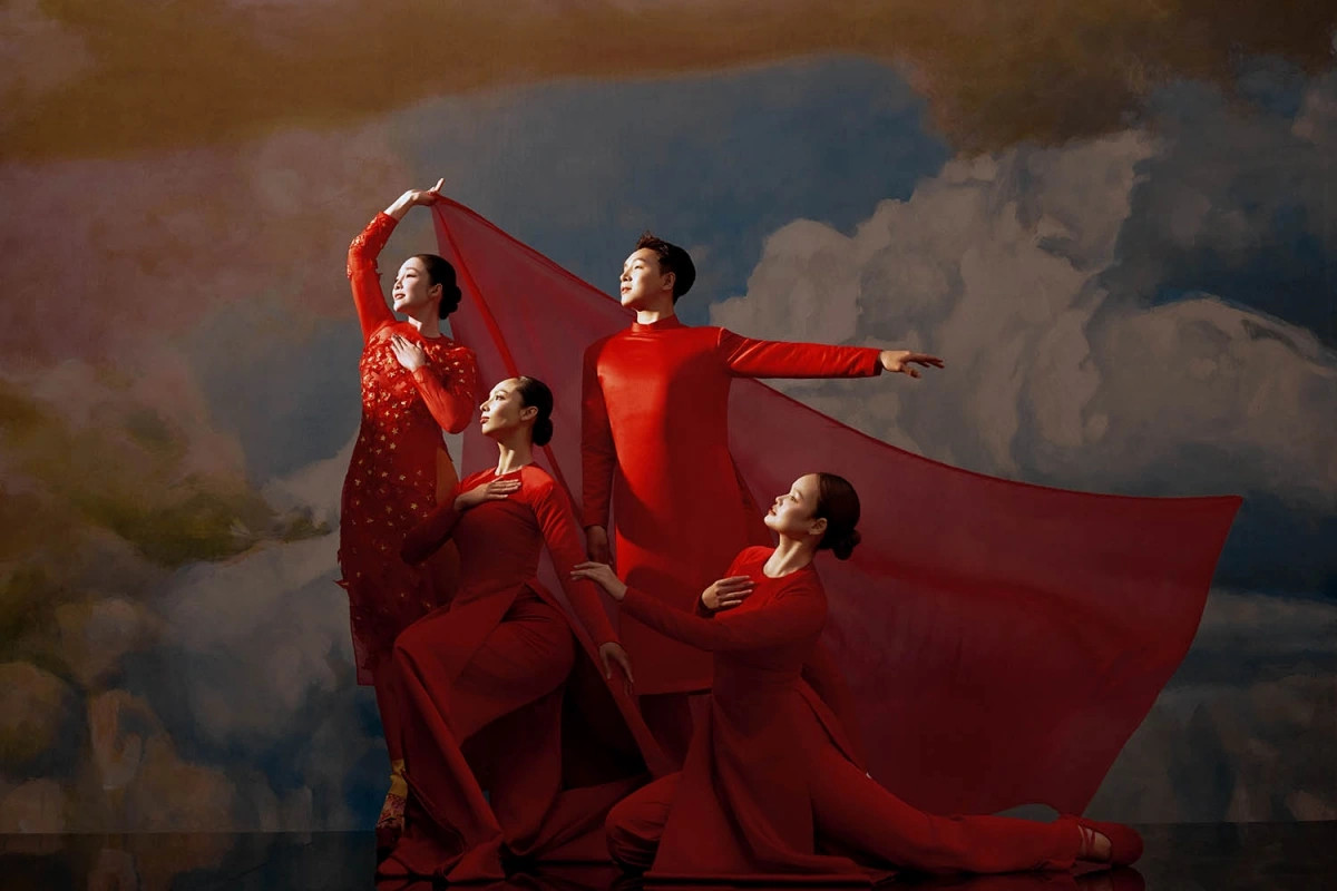 nsUt linh nga dien ao dai do, lan toa khi the ruc ro ngay quoc khanh hinh anh 2