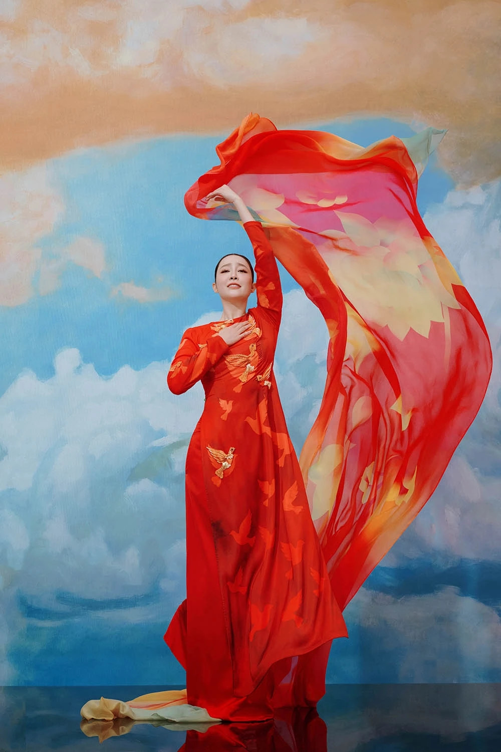 nsUt linh nga dien ao dai do, lan toa khi the ruc ro ngay quoc khanh hinh anh 3