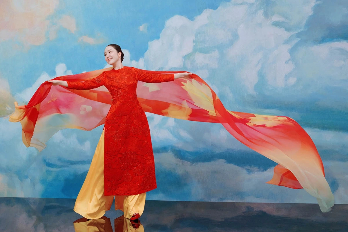 nsUt linh nga dien ao dai do, lan toa khi the ruc ro ngay quoc khanh hinh anh 5