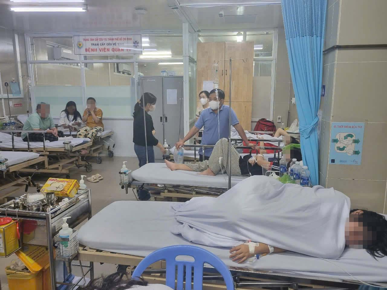 Sau khi ăn tiệc tân gia, 129 người nghi bị ngộ độc- Ảnh 1.