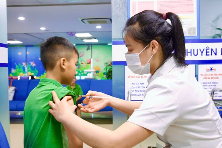 Tiêm vaccine phòng cúm hàng năm vẫn là biện pháp hiệu quả nhất để giảm nguy cơ mắc và nhập viện.