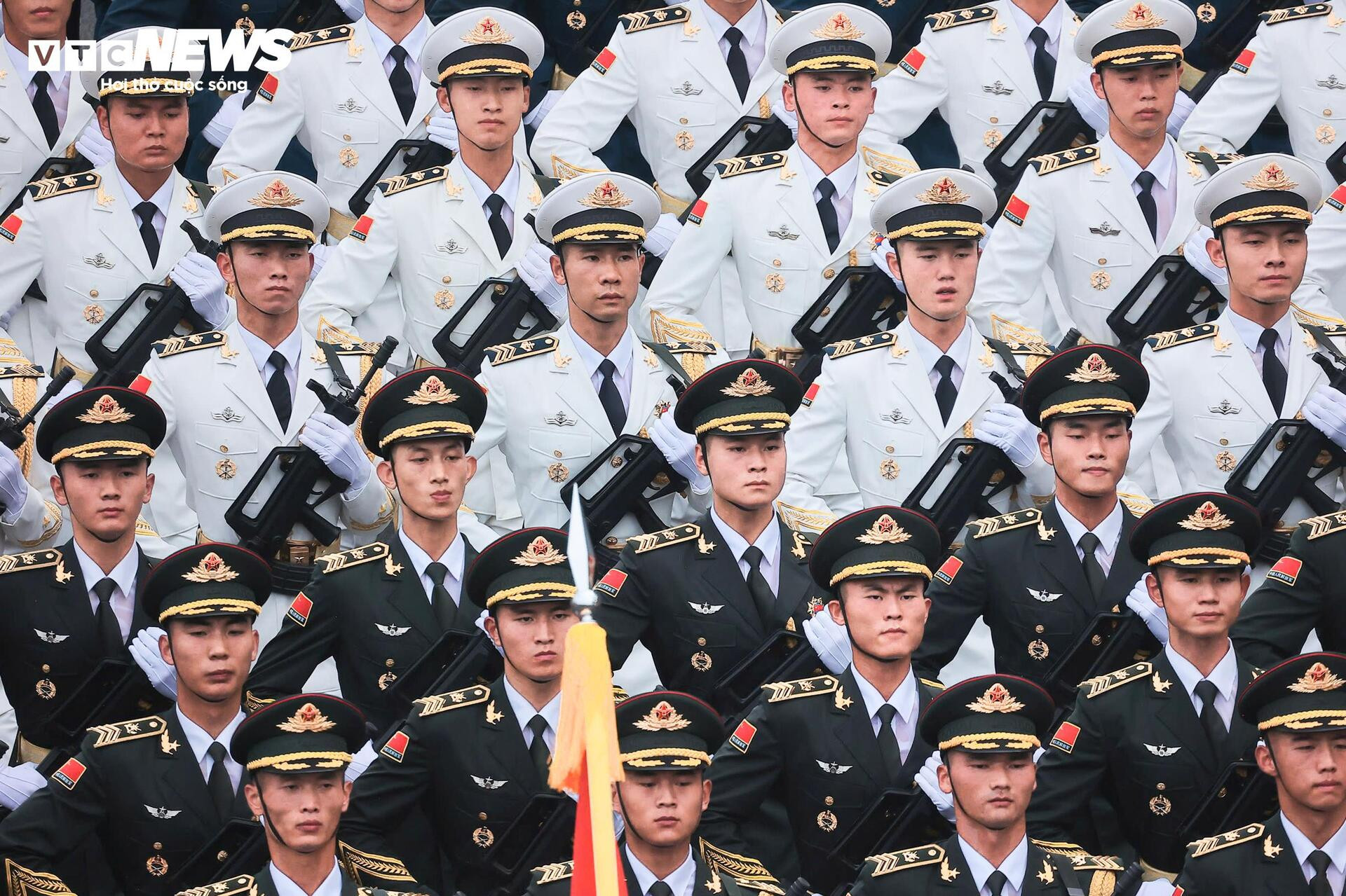 31 máy bay, hơn 16.300 chiến sỹ và màn 'vẽ lửa' trên bầu trời Hà Nội - 9