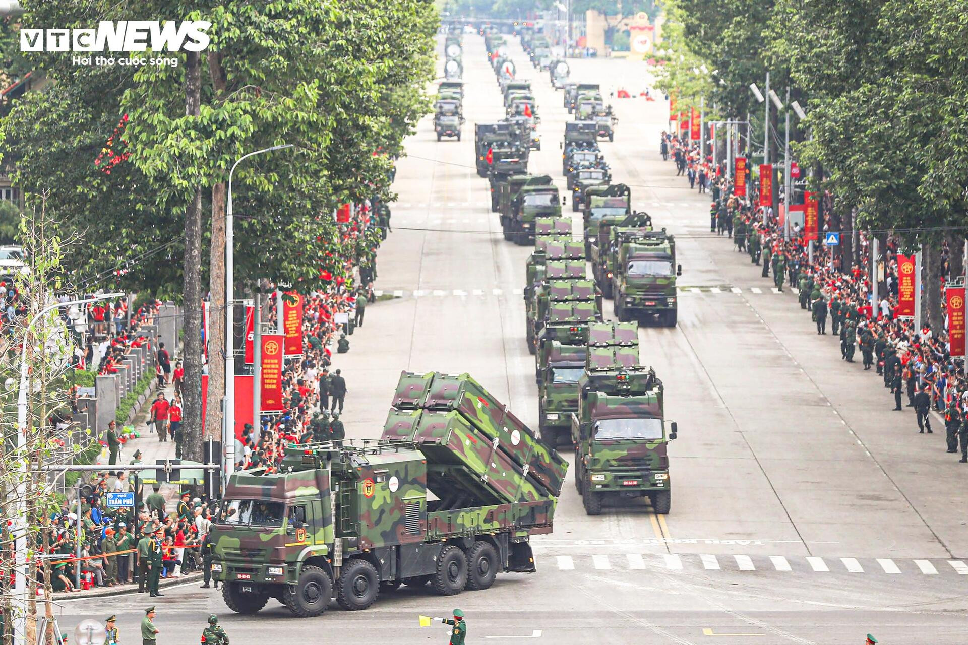 31 máy bay, hơn 16.300 chiến sỹ và màn 'vẽ lửa' trên bầu trời Hà Nội - 15