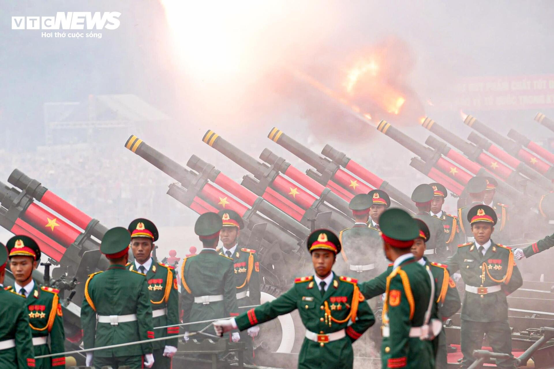 31 máy bay, hơn 16.300 chiến sỹ và màn 'vẽ lửa' trên bầu trời Hà Nội - 2