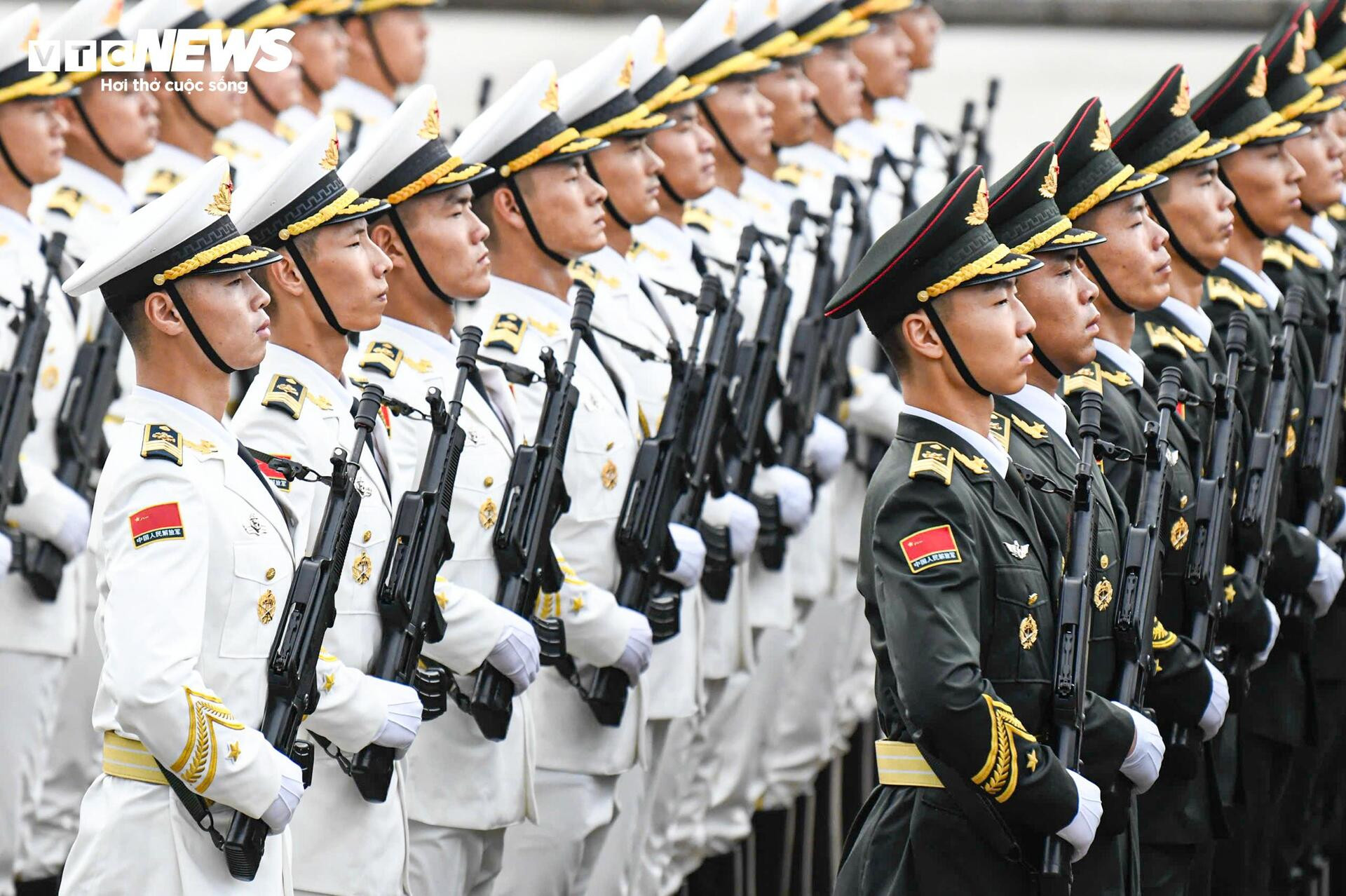 31 máy bay, hơn 16.300 chiến sỹ và màn 'vẽ lửa' trên bầu trời Hà Nội - 10