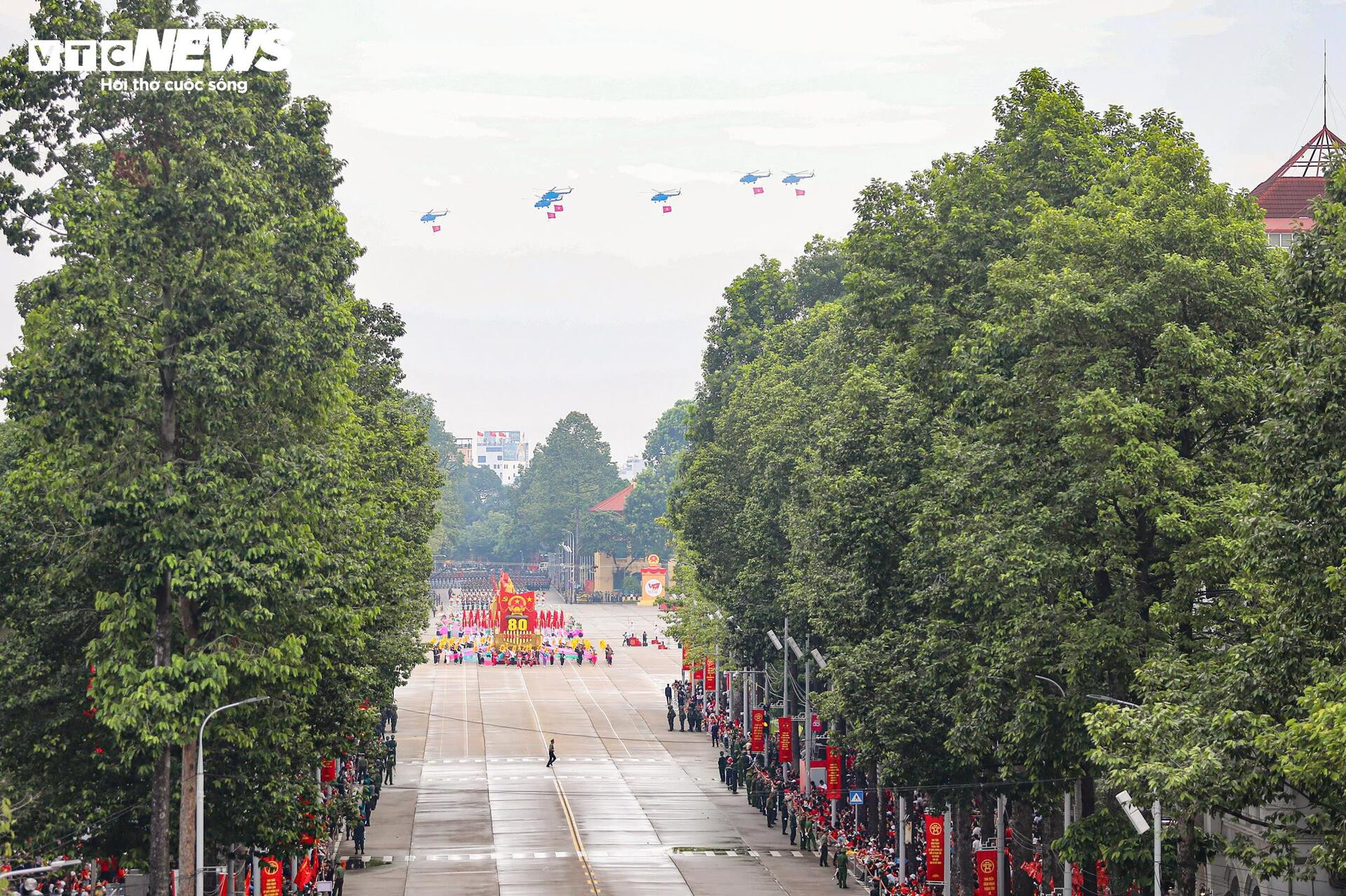 31 máy bay, hơn 16.300 chiến sỹ và màn 'vẽ lửa' trên bầu trời Hà Nội - 1