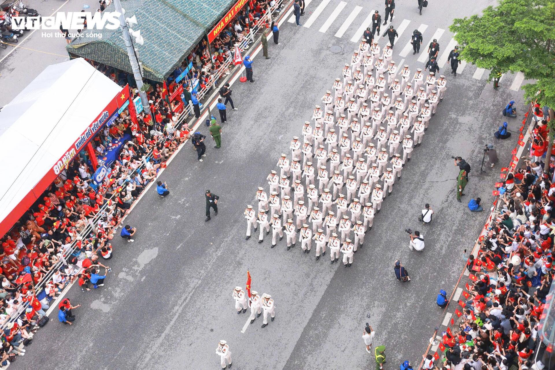 31 máy bay, hơn 16.300 chiến sỹ và màn 'vẽ lửa' trên bầu trời Hà Nội - 20