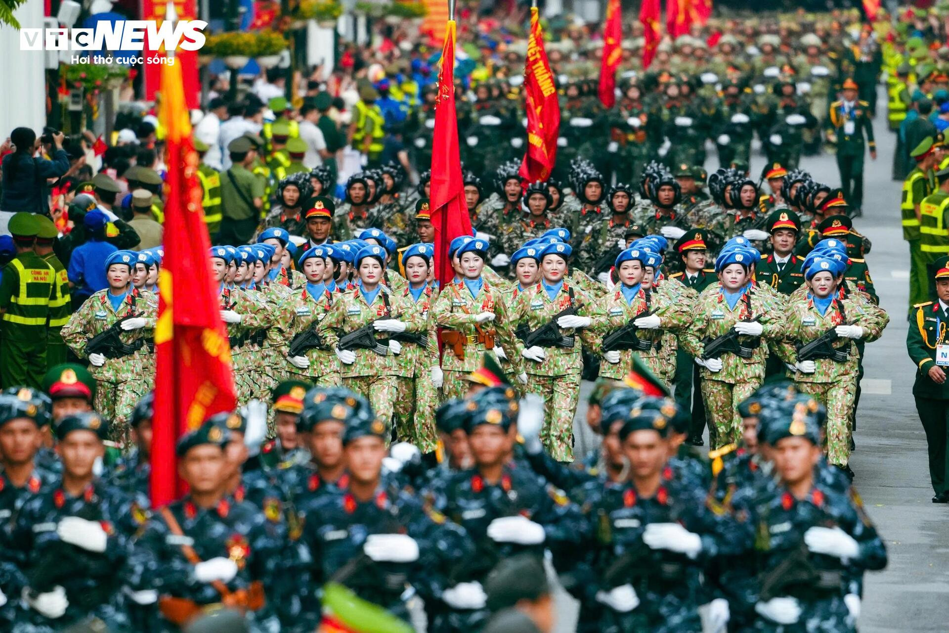 31 máy bay, hơn 16.300 chiến sỹ và màn 'vẽ lửa' trên bầu trời Hà Nội - 16