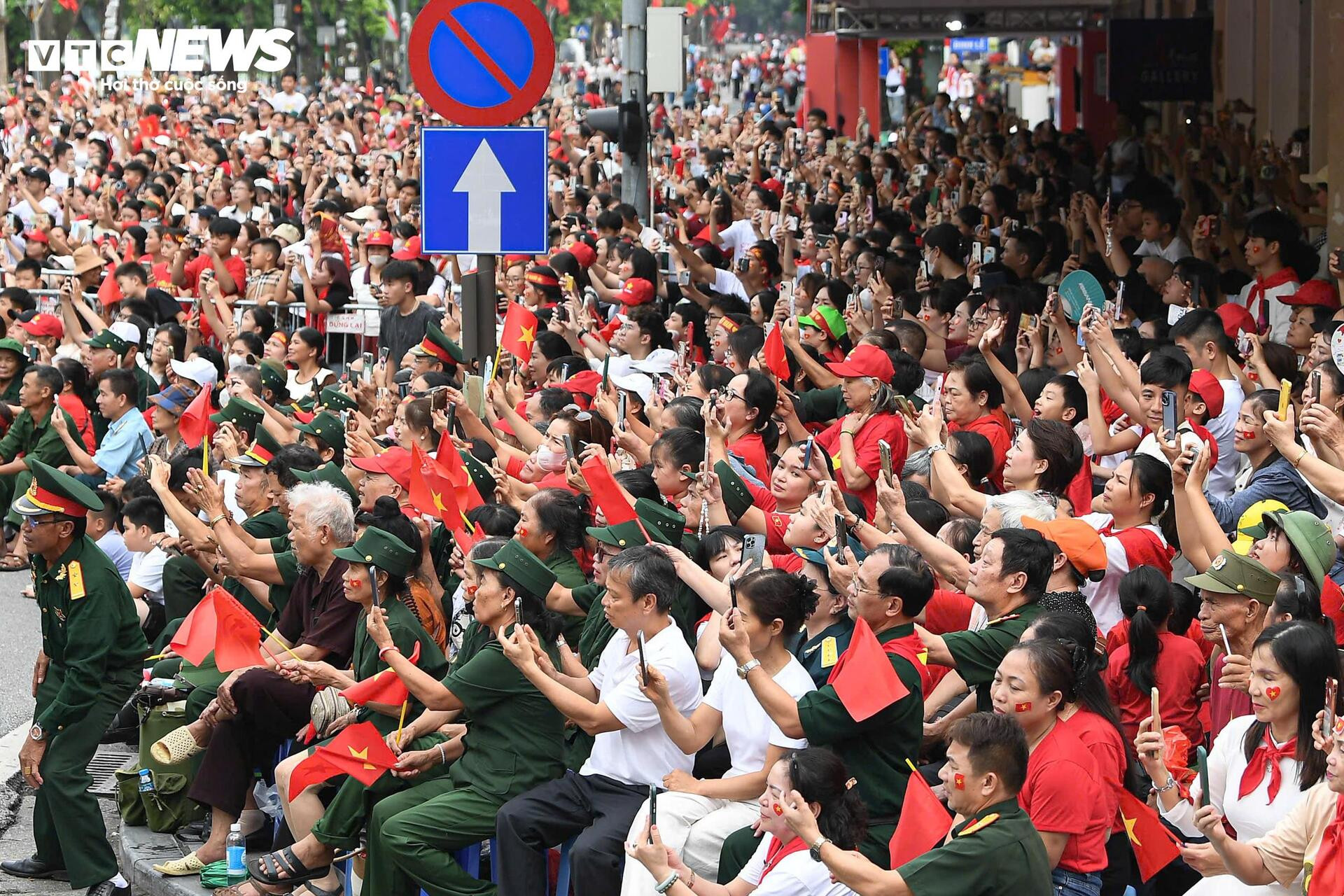31 máy bay, hơn 16.300 chiến sỹ và màn 'vẽ lửa' trên bầu trời Hà Nội - 18