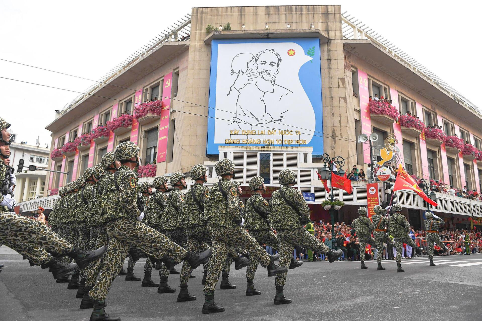 31 máy bay, hơn 16.300 chiến sỹ và màn 'vẽ lửa' trên bầu trời Hà Nội - 8