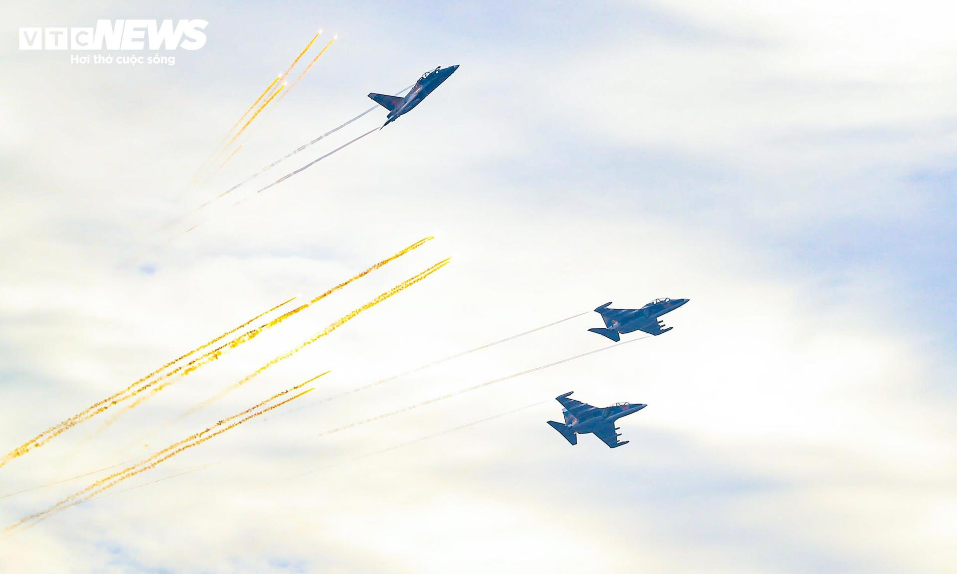 31 máy bay, hơn 16.300 chiến sỹ và màn 'vẽ lửa' trên bầu trời Hà Nội - 4