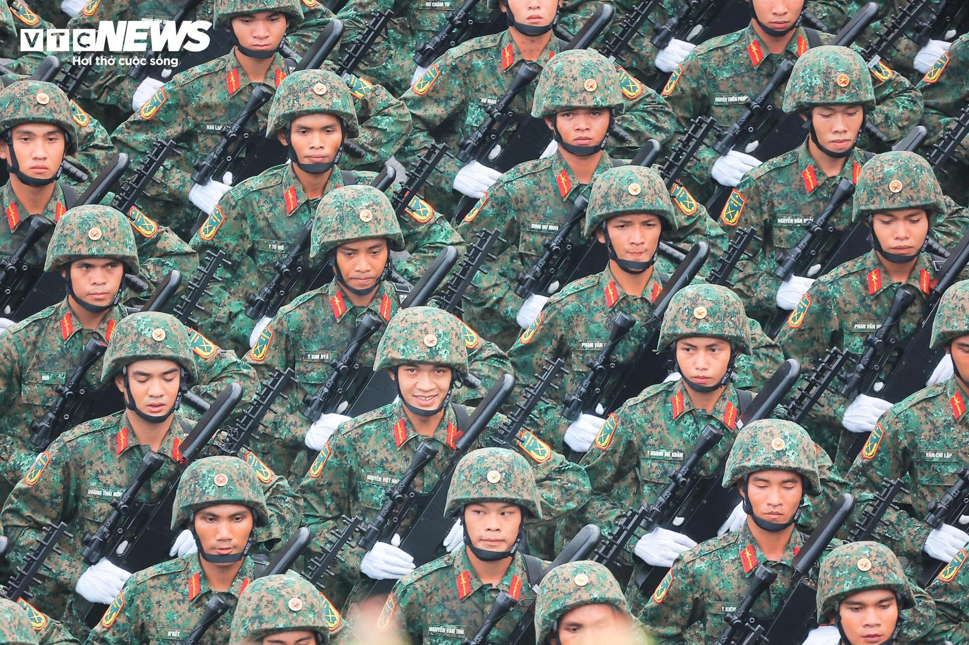 31 máy bay, hơn 16.300 chiến sỹ và màn 'vẽ lửa' trên bầu trời Hà Nội - 23