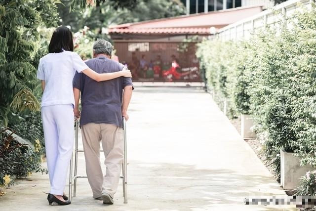 Cả làng chê trách khi tôi đưa bố vào viện dưỡng lão nhưng ông lại nở nụ cười- Ảnh 1.
