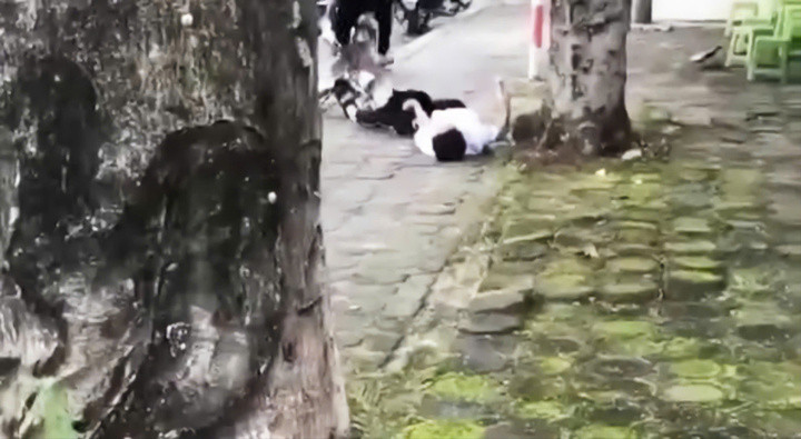 Nam sinh bị hành hung vào nhiều vị trí hiểm trên cơ thể nên đã bị co giật.