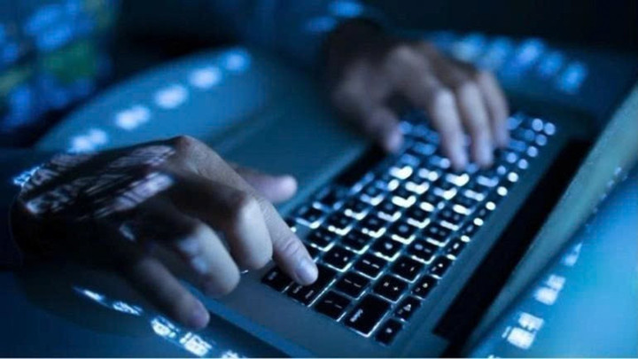 Theo công an, điểm chung là tội phạm lợi dụng sự nhẹ dạ và tâm lý hoảng loạn của nạn nhân, chủ yếu là giới trẻ, để khống chế từ xa và yêu cầu gia đình chuyển tiền chuộc. (Ảnh minh họa)