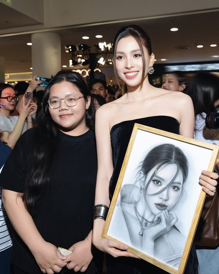 Tiểu Vy vẫn giữ được sức hút sau 7 năm đăng quang.