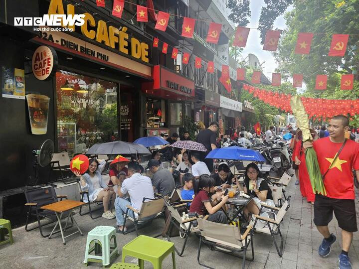 Các quán cà phê hút khách dù giá cao hơn hẳn ngày thường.