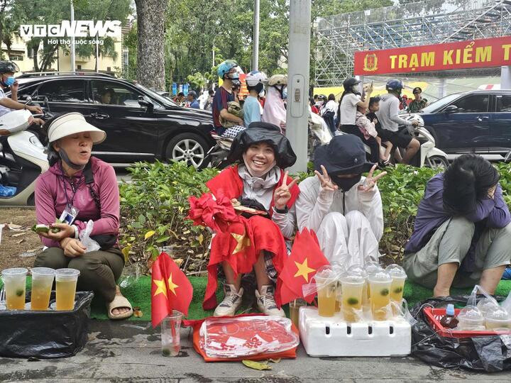 Người bán hồ hởi, vui vẻ khi bán được nhiều hàng.