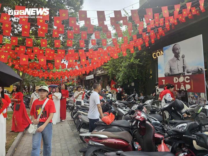 Các tuyến phố tấp nập người và xe.