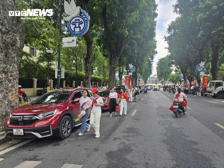 Các điểm trông giữ xe trên đường Điện Biên Phủ luôn chật kín.