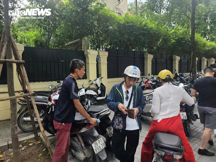 Dịch vụ trông giữ xe máy trên đường Điện Biên Phủ tăng giá gấp đôi.