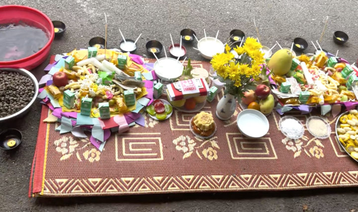 Mâm cúng cô hồn đặt ngoài trời. (Ảnh: Thuyvu755)