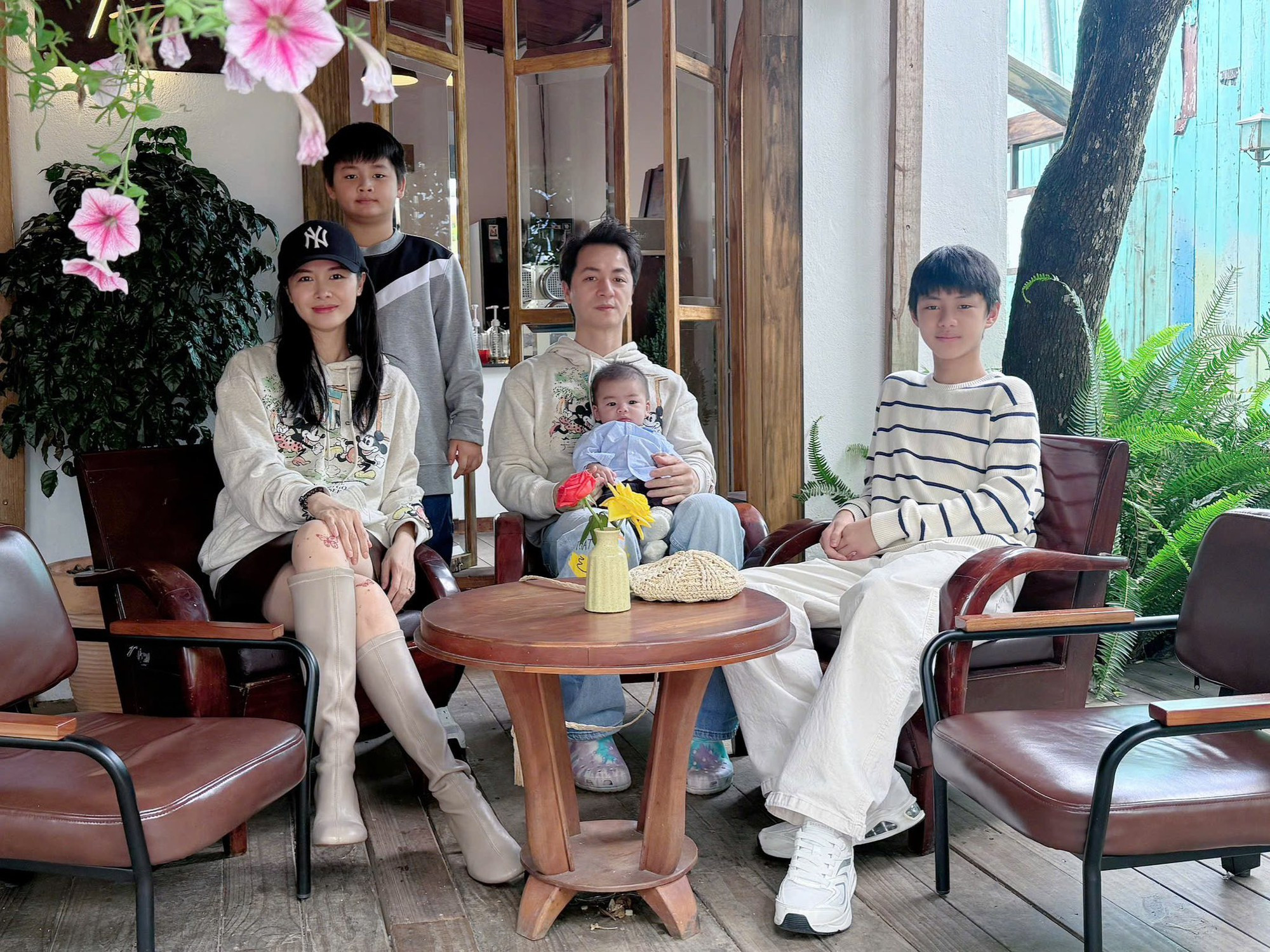 Nam ca sĩ từng mắc bệnh nghiêm trọng: Sở hữu biệt thự triệu đô, tuổi 42 có cuộc sống hôn nhân viên mãn- Ảnh 4.