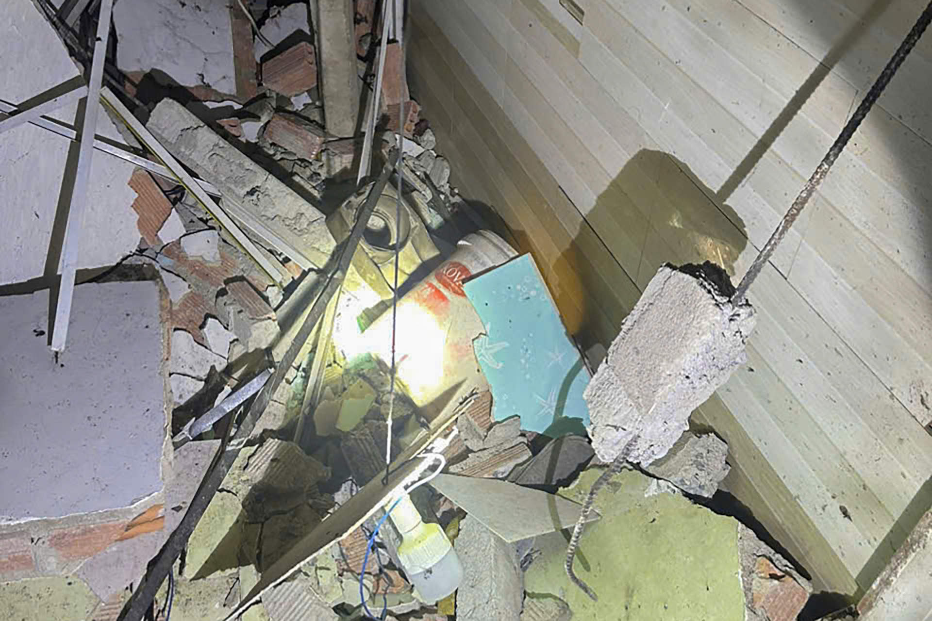 Nhà ở Lâm Đồng đổ sập sau tiếng nổ - 2.jpg