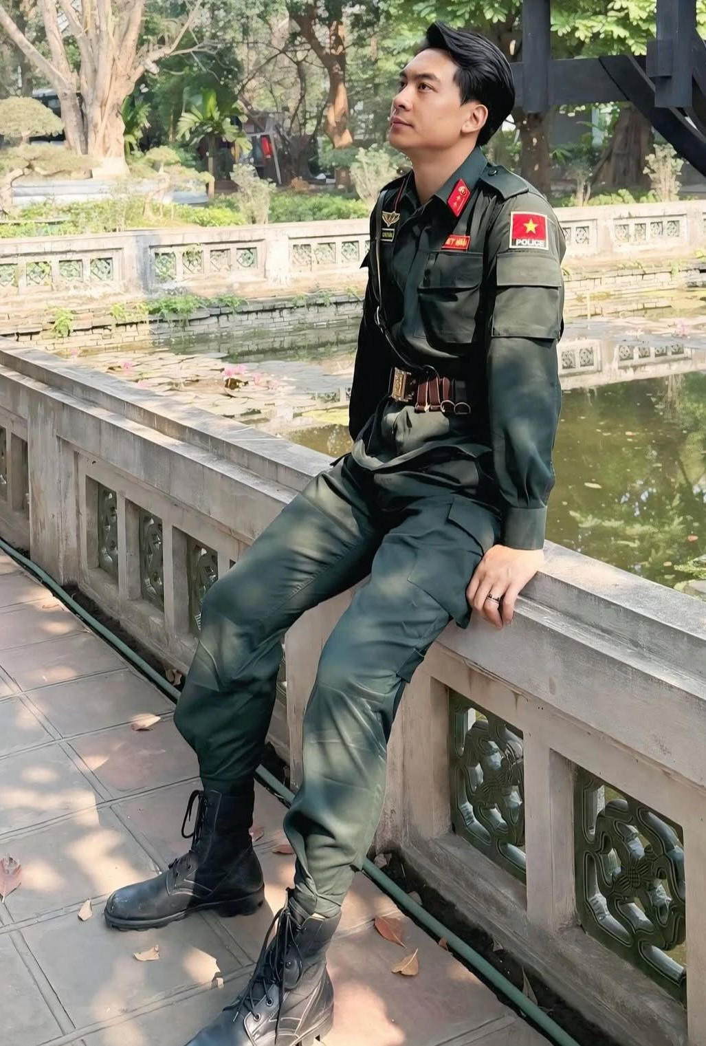 Thân thế đặc biệt của anh cảnh vệ mặc vest đen đang được hội chị em rầm rộ truy tìm thông tin