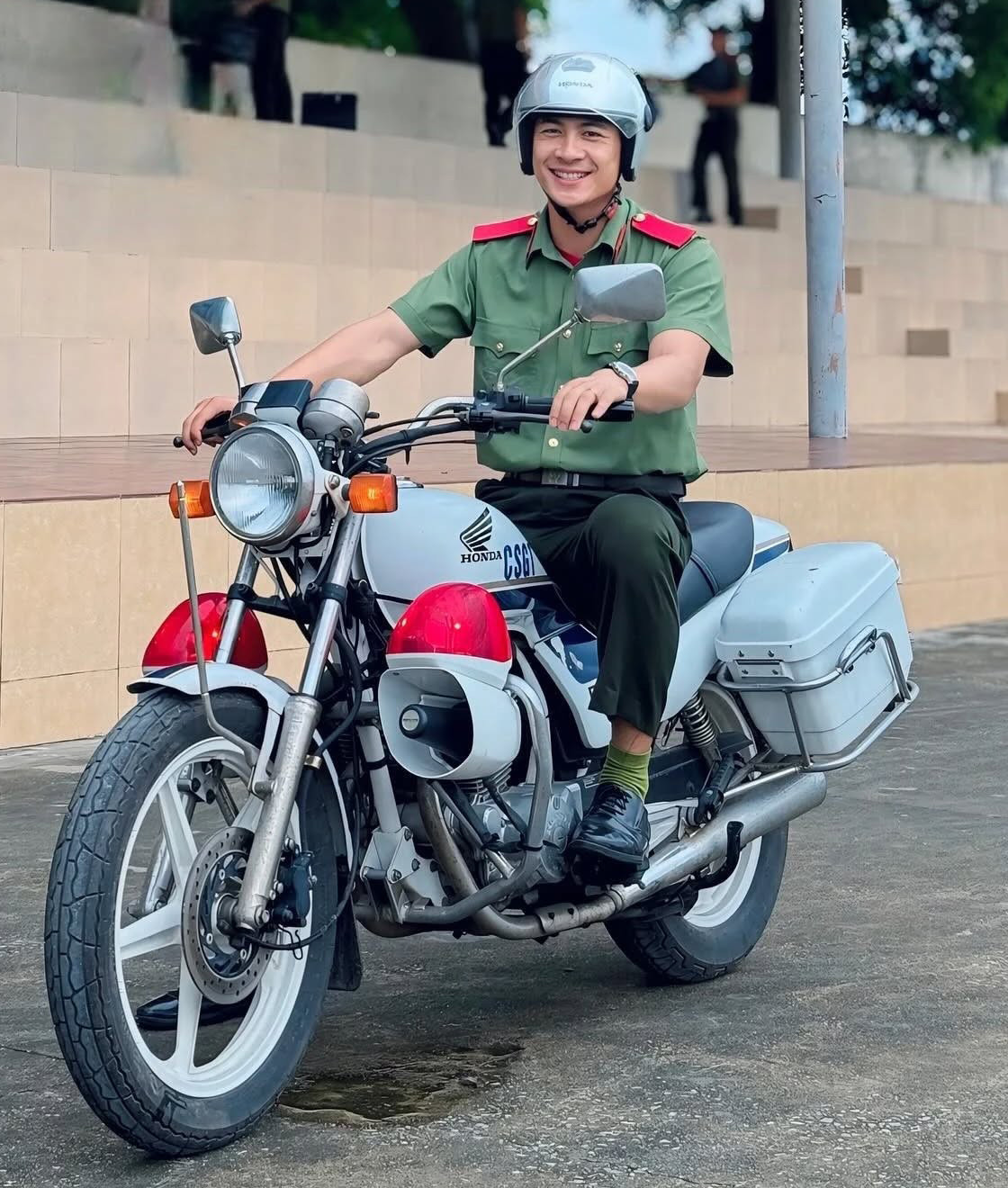 Thân thế đặc biệt của anh cảnh vệ mặc vest đen đang được hội chị em rầm rộ truy tìm thông tin