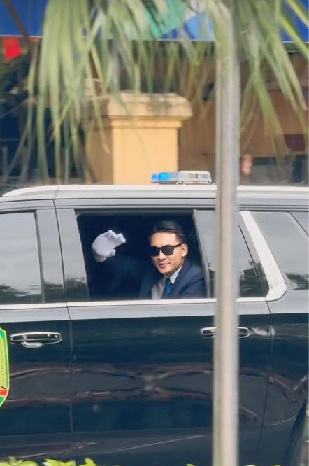 Thân thế đặc biệt của anh cảnh vệ mặc vest đen đang được hội chị em rầm rộ truy tìm thông tin