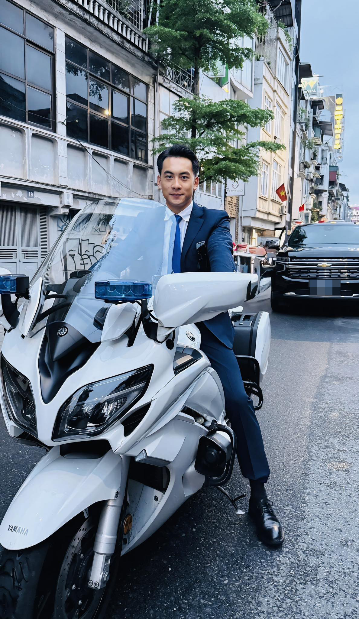 Thân thế đặc biệt của anh cảnh vệ mặc vest đen đang được hội chị em rầm rộ truy tìm thông tin